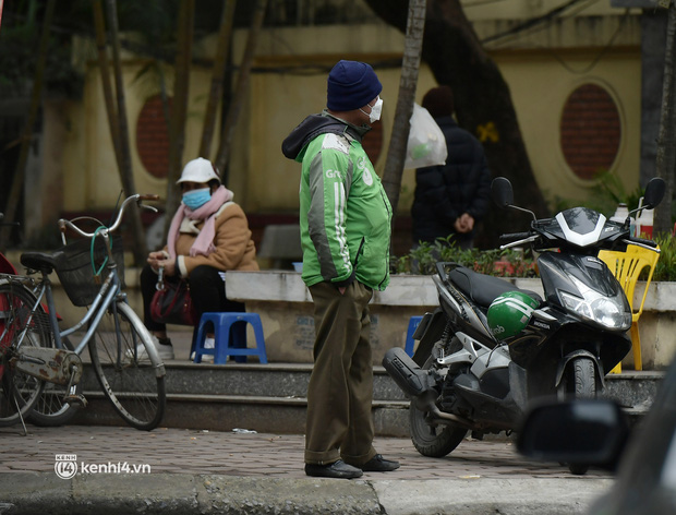  Nhiều tài xế công nghệ ở Hà Nội vẫn ngồi chơi vì vắng khách trong những ngày đầu được chạy trở lại - Ảnh 12.