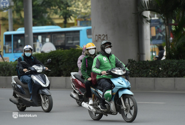  Nhiều tài xế công nghệ ở Hà Nội vẫn ngồi chơi vì vắng khách trong những ngày đầu được chạy trở lại - Ảnh 13.