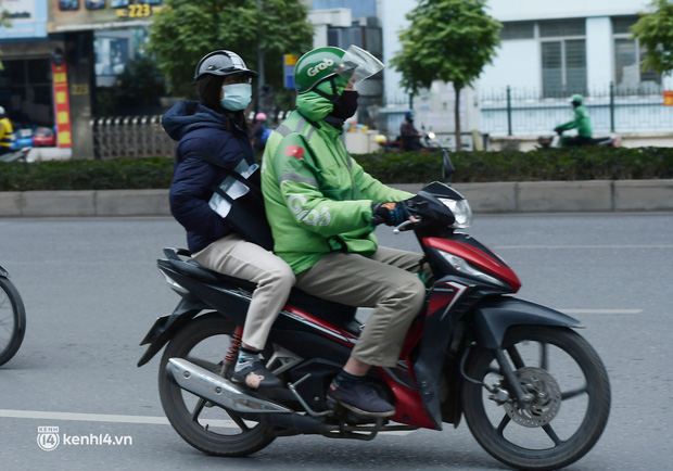  Nhiều tài xế công nghệ ở Hà Nội vẫn ngồi chơi vì vắng khách trong những ngày đầu được chạy trở lại - Ảnh 14.