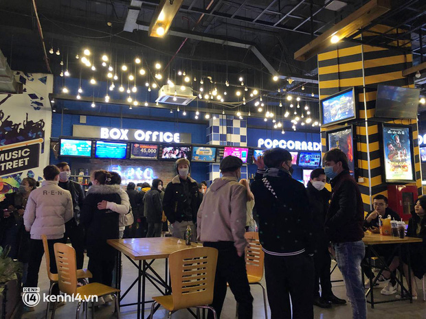 Hà Nội ngày đầu tiên mở lại rạp chiếu phim sau 9 tháng đóng cửa: Dân tình nô nức đi xem Người Nhện - Ảnh 16.
