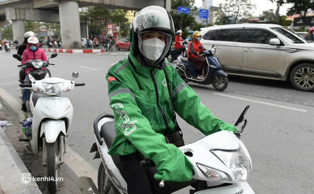 Nhiều tài xế công nghệ ở Hà Nội vẫn ngồi chơi vì vắng khách trong những ngày đầu được chạy trở lại - Ảnh 5.