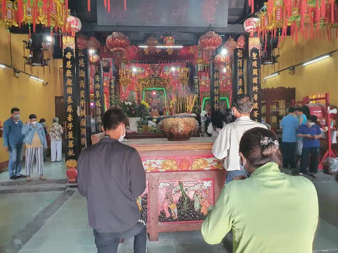  Nhiều người ngỡ ngàng trước hình ảnh tại chùa Bà Bình Dương  - Ảnh 6.