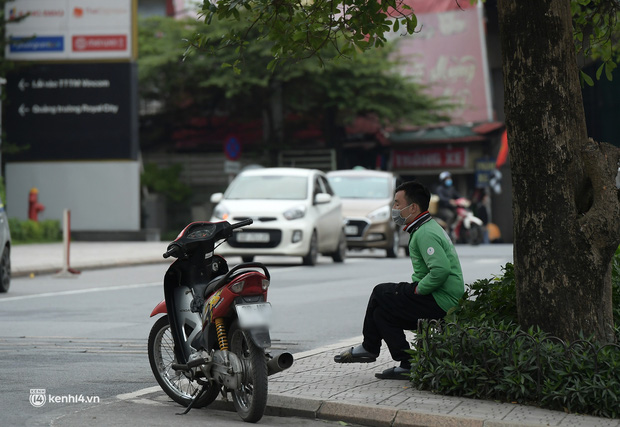  Nhiều tài xế công nghệ ở Hà Nội vẫn ngồi chơi vì vắng khách trong những ngày đầu được chạy trở lại - Ảnh 8.