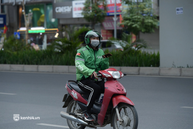  Nhiều tài xế công nghệ ở Hà Nội vẫn ngồi chơi vì vắng khách trong những ngày đầu được chạy trở lại - Ảnh 9.