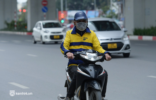  Nhiều tài xế công nghệ ở Hà Nội vẫn ngồi chơi vì vắng khách trong những ngày đầu được chạy trở lại - Ảnh 10.