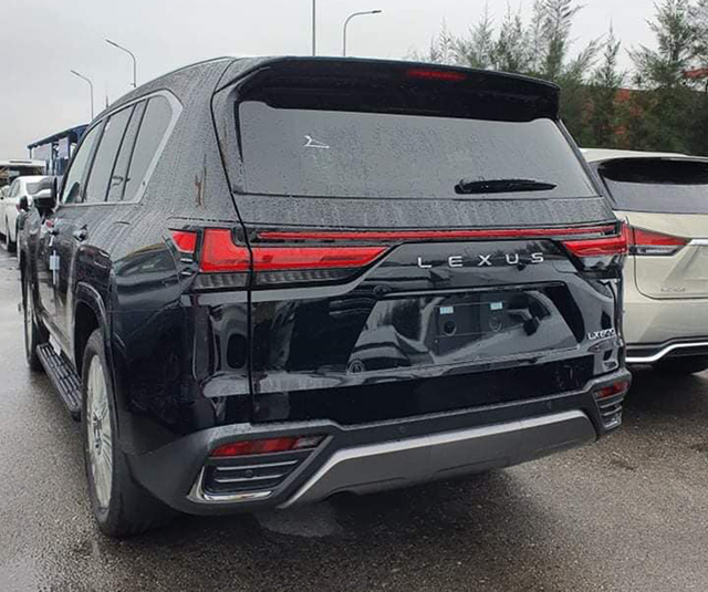 Lexus LX 600 2022 đầu tiên về Việt Nam: Giá 11,5 tỷ đồng, phiên bản 4 chỗ, bom tấn phân khúc SUV full-size cho giới nhà giàu - Ảnh 2.