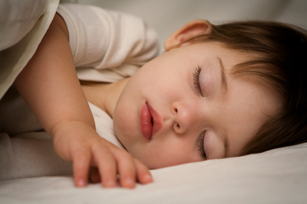 Không phải trẻ cứ ngủ càng sớm càng tốt: Tiết lộ giờ vàng cho trẻ lên giường đi ngủ để IQ cao vượt trội, vóc dáng ngày càng cao lớn - Ảnh 2.