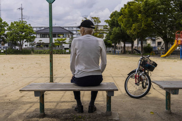 Nỗi khổ của người già Nhật Bản: Đi đến đâu cũng bị hàng nghìn con mắt theo dõi, muốn tự do nhưng vô tình gây áp lực cho xã hội - Ảnh 1.