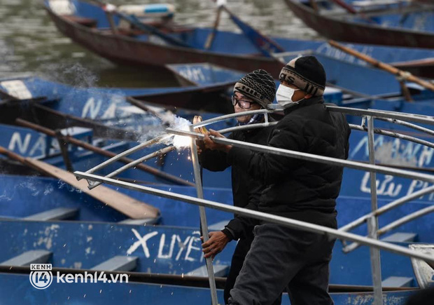  Chùm ảnh: Người dân tại khu du lịch chùa Hương hối hả chuẩn bị thuyền đò đón khách - Ảnh 1.