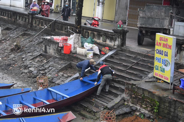  Chùm ảnh: Người dân tại khu du lịch chùa Hương hối hả chuẩn bị thuyền đò đón khách - Ảnh 2.