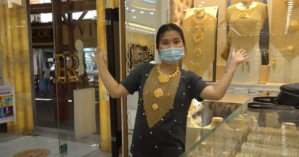 Cô gái Việt kể chuyện đi mua vàng ở CHỢ VÀNG lớn nhất thế giới: Bước vào đã choáng ngợp, muốn mua phải trả giá như mua rau - Ảnh 11.