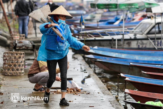  Chùm ảnh: Người dân tại khu du lịch chùa Hương hối hả chuẩn bị thuyền đò đón khách - Ảnh 11.