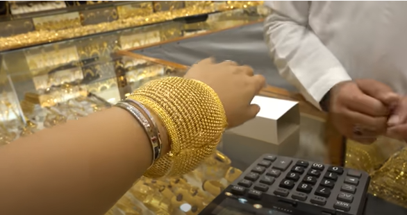 Cô gái Việt kể chuyện đi mua vàng ở CHỢ VÀNG lớn nhất thế giới: Bước vào đã choáng ngợp, muốn mua phải trả giá như mua rau - Ảnh 12.
