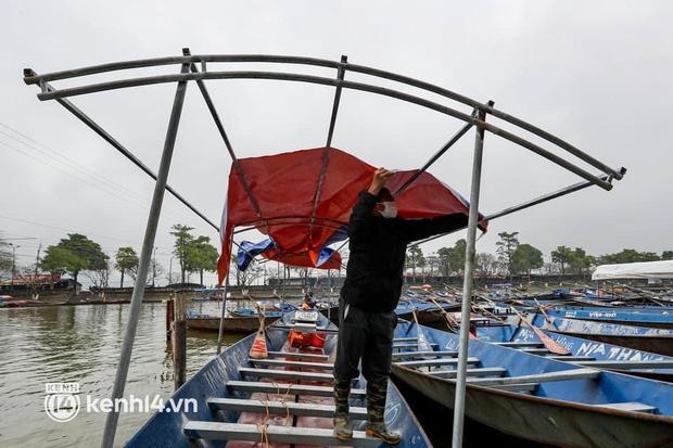 Chùm ảnh: Người dân tại khu du lịch chùa Hương hối hả chuẩn bị thuyền đò đón khách - Ảnh 12.