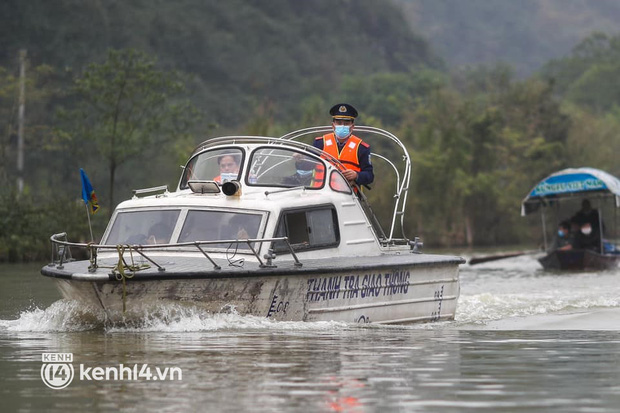  Chùm ảnh: Người dân tại khu du lịch chùa Hương hối hả chuẩn bị thuyền đò đón khách - Ảnh 13.