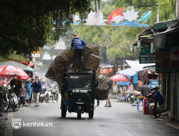  Chùm ảnh: Người dân tại khu du lịch chùa Hương hối hả chuẩn bị thuyền đò đón khách - Ảnh 4.