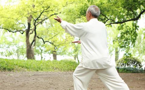 2 môn thể thao giúp tăng miễn dịch cực hiệu quả, bác sĩ 80 tuổi vẫn sung sức khỏe mạnh nhờ tập đều đặn: kiên trì thì tuổi thọ sẽ không ngắn - Ảnh 3.