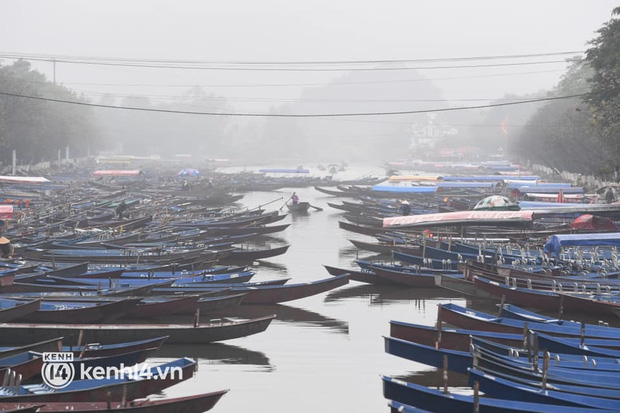  Chùm ảnh: Người dân tại khu du lịch chùa Hương hối hả chuẩn bị thuyền đò đón khách - Ảnh 5.