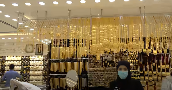 Cô gái Việt kể chuyện đi mua vàng ở CHỢ VÀNG lớn nhất thế giới: Bước vào đã choáng ngợp, muốn mua phải trả giá như mua rau - Ảnh 8.