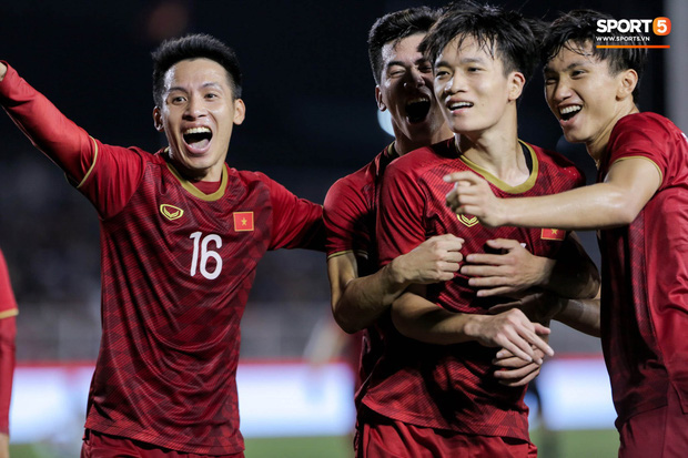 Bổ sung 3 cầu thủ trên 23 tuổi cho bóng đá nam SEA Games 31: Công Phượng, Quang Hải hay Hùng Dũng? - Ảnh 1.