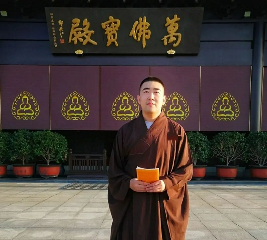 Chối bỏ văn hoá làm việc 996, một bộ phận giới trẻ Trung Quốc lên chùa làm việc - Ảnh 1.