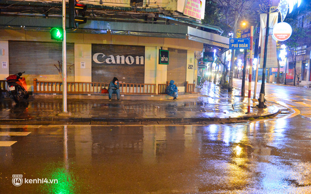  Lời tâm sự xót xa của những người vô gia cư ở Hà Nội giữa cái rét thấu xương 11 độ: Chẳng có chăn, gối nên mặc tạm áo mưa tránh rét - Ảnh 2.