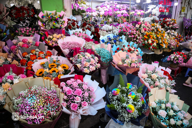 Giá hoa hồng tăng đến... 400% dịp Valentine, chủ shop ở TP.HCM vui mừng vì bó hoa 7 triệu vẫn có khách chốt đơn - Ảnh 2.
