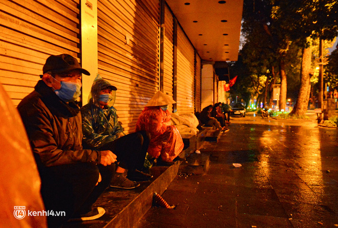 Lời tâm sự xót xa của những người vô gia cư ở Hà Nội giữa cái rét thấu xương 11 độ: Chẳng có chăn, gối nên mặc tạm áo mưa tránh rét - Ảnh 12.