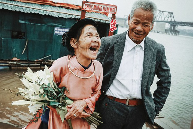 Những câu chuyện tình yêu cho người trẻ thêm niềm tin vào hôn nhân: Từ cô gái Triều Tiên đợi 31 năm để lấy chồng Hà Nội đến ông lão “nhặt” được vợ 50 năm sống ở bãi giữa sông Hồng - Ảnh 15.