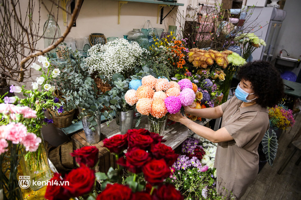 Giá hoa hồng tăng đến... 400% dịp Valentine, chủ shop ở TP.HCM vui mừng vì bó hoa 7 triệu vẫn có khách chốt đơn - Ảnh 16.