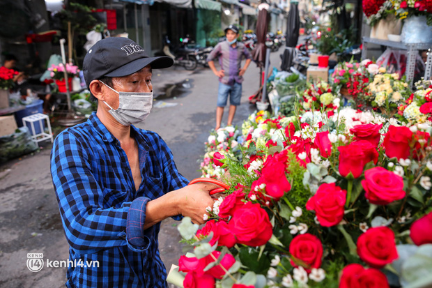 Giá hoa hồng tăng đến... 400% dịp Valentine, chủ shop ở TP.HCM vui mừng vì bó hoa 7 triệu vẫn có khách chốt đơn - Ảnh 20.