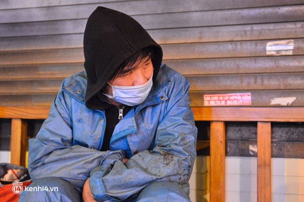  Lời tâm sự xót xa của những người vô gia cư ở Hà Nội giữa cái rét thấu xương 11 độ: Chẳng có chăn, gối nên mặc tạm áo mưa tránh rét - Ảnh 5.