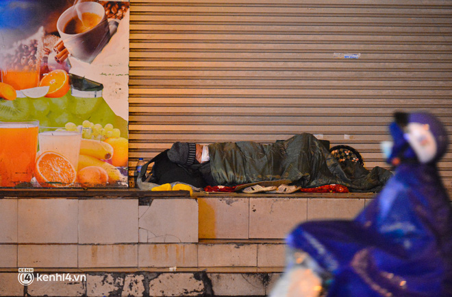  Lời tâm sự xót xa của những người vô gia cư ở Hà Nội giữa cái rét thấu xương 11 độ: Chẳng có chăn, gối nên mặc tạm áo mưa tránh rét - Ảnh 8.