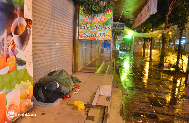  Lời tâm sự xót xa của những người vô gia cư ở Hà Nội giữa cái rét thấu xương 11 độ: Chẳng có chăn, gối nên mặc tạm áo mưa tránh rét - Ảnh 9.