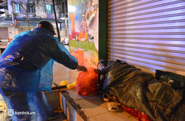  Lời tâm sự xót xa của những người vô gia cư ở Hà Nội giữa cái rét thấu xương 11 độ: Chẳng có chăn, gối nên mặc tạm áo mưa tránh rét - Ảnh 10.