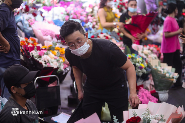 Giá hoa hồng tăng đến... 400% dịp Valentine, chủ shop ở TP.HCM vui mừng vì bó hoa 7 triệu vẫn có khách chốt đơn - Ảnh 9.