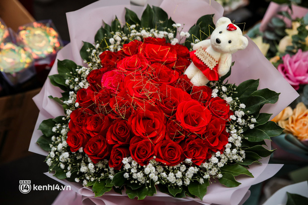 Giá hoa hồng tăng đến... 400% dịp Valentine, chủ shop ở TP.HCM vui mừng vì bó hoa 7 triệu vẫn có khách chốt đơn - Ảnh 10.