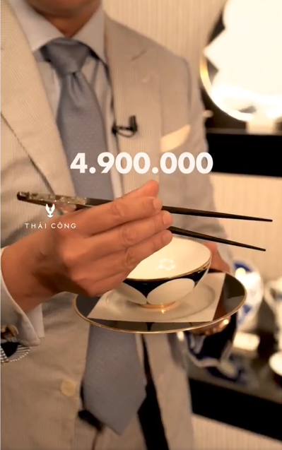 NTK Thái Công lại tiếp tục tạo sóng trên MXH khi giới thiệu bộ bát đĩa đắt đỏ: 400 triệu tiền bát đĩa cho bàn ăn 12 người, đọc giá từng món lại càng choáng  - Ảnh 6.