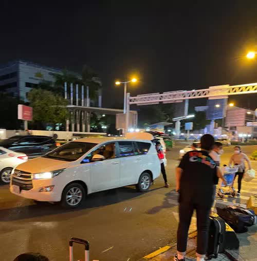  Dài cổ chờ taxi ở TP HCM  - Ảnh 1.