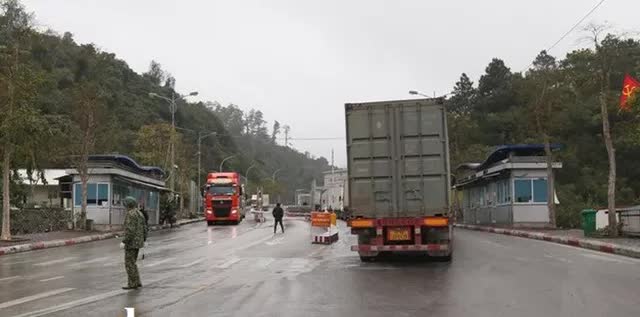 Xe chở nông sản đổ dồn lên các cửa khẩu Lạng Sơn - Ảnh 1.