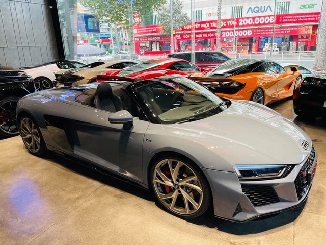 Audi R8 V10 Spyder RWD đầu tiên cập bến Việt Nam: Siêu xe mui trần cho đại gia thích hàng độc - Ảnh 1.