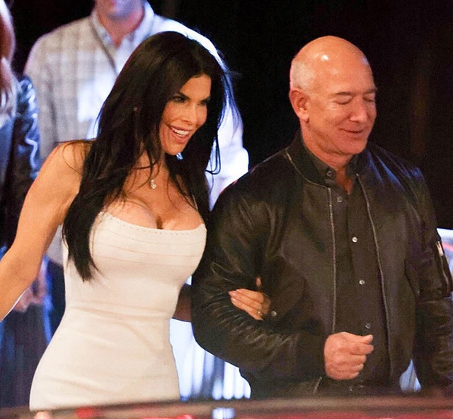 Tỷ phú Jeff Bezos mặc giản dị cùng bạn gái đi cổ vũ Super Bowl 2022 - Ảnh 3.