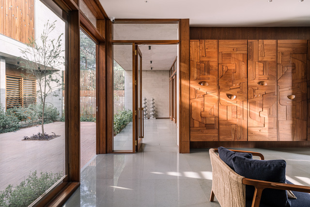 Ngôi nhà theo phong cách Ấn Độ, rộng thênh thang, kết hợp độc đáo giữa gỗ và kính mở ra cuộc đối thoại năng động với thiên nhiên - Ảnh 6.