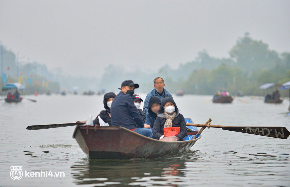  Ảnh: Du khách đánh bài ăn tiền, bỏ khẩu trang trên thuyền, ném tiền lẻ khi đi lễ chùa Hương - Ảnh 11.