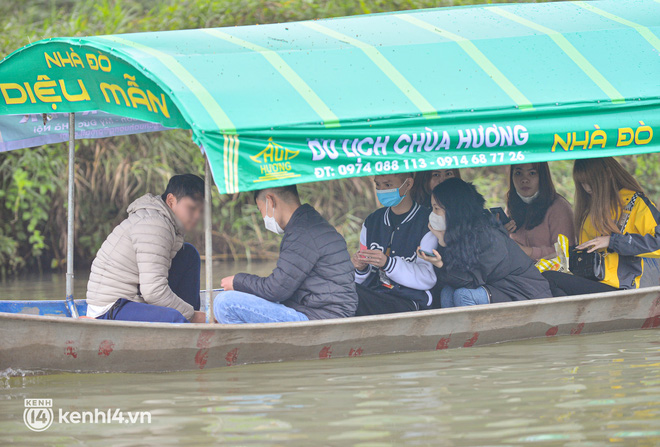  Ảnh: Du khách đánh bài ăn tiền, bỏ khẩu trang trên thuyền, ném tiền lẻ khi đi lễ chùa Hương - Ảnh 5.