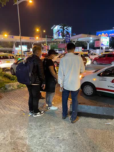  Thế giới taxi riêng ở sân bay Tân Sơn Nhất  - Ảnh 7.