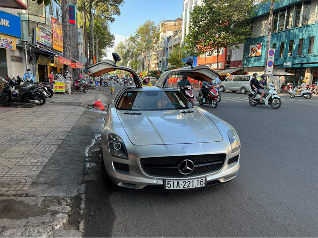 Ông trùm cà phê Đặng Lê Nguyên Vũ tái xuất, cầm lái Mercedes-Benz SLS AMG, có thể có kèo siêu xe gây chấn động - Ảnh 2.