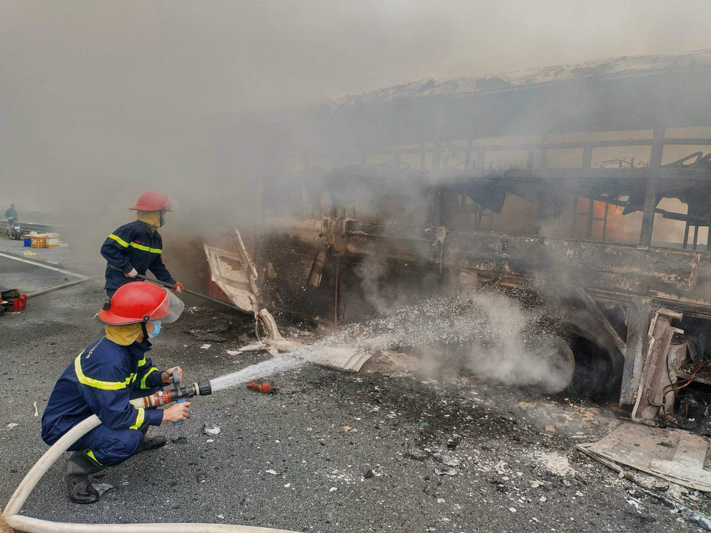  Xe khách bốc cháy dữ dội trên cao tốc Pháp Vân - Cầu Giẽ - Ảnh 2.