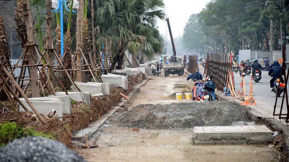 Hình ảnh thi công mở rộng đường Hoàng Quốc Việt sau khi xén dải phân cách và hạ cây xanh - Ảnh 10.