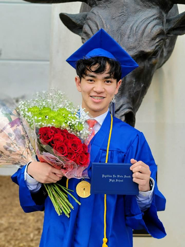 Nam sinh Việt nhận học bổng toàn phần ĐH Harvard: Cha mẹ lao động nghèo, tự sửa điện thoại dạo kiếm 5,6 tỷ trong 2 năm - Ảnh 1.